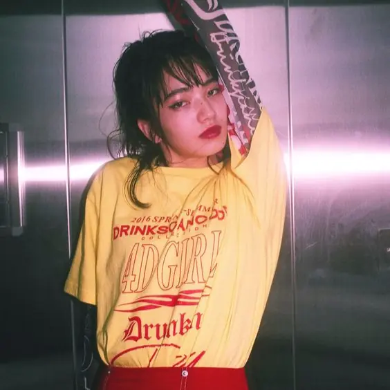 是時候收起你的 Band Tee 與 Graphic Tee，因為 Logo Tee 熱潮正式回歸！