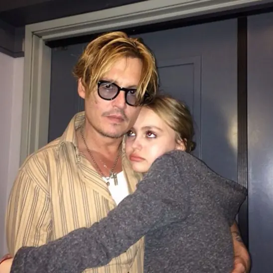 別人的 17 歲！ Lily-Rose Depp 優雅登上法國版《Glamour》封面