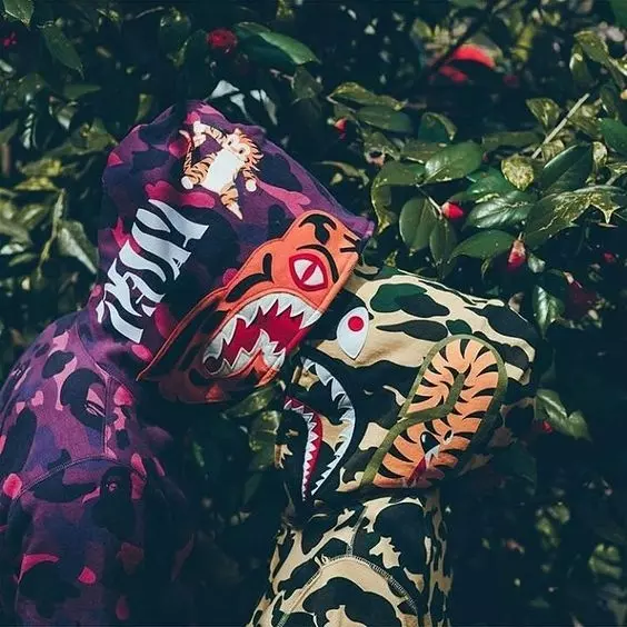 軍事潮流大老 Bape 迷彩連環發，全新鯊魚頭連帽外套今年「這樣」穿最兇！