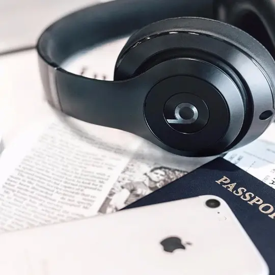 Jet White 配色 iPhone 實體機再次出現？Beats 官方 Instagram 一張照片露端倪！
