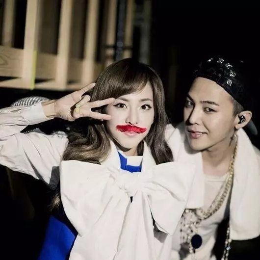 暖男無誤！G-Dragon 人海中緊抱 Dara 離開，更疑似當眾親吻她？！