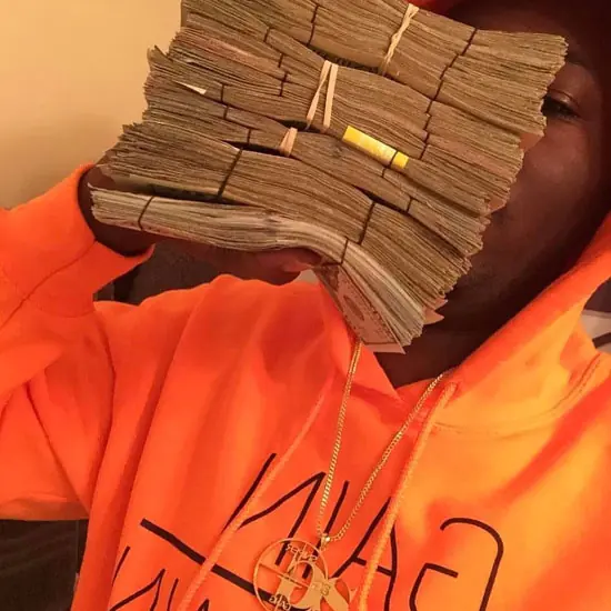 19 歲饒舌歌手炫富無極限　最愛跟大筆鈔票一起入鏡！