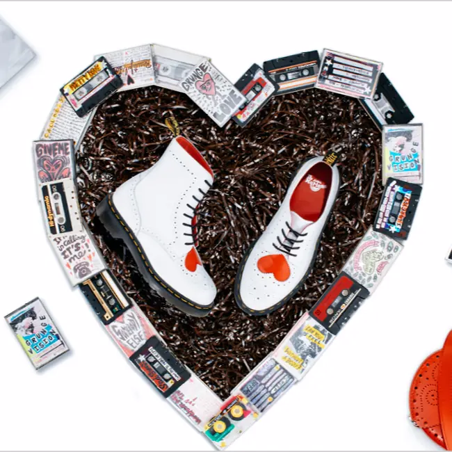  Dr. Martens 馬丁靴上有 ❤ ?! 一起趁著情人節大膽示愛吧！