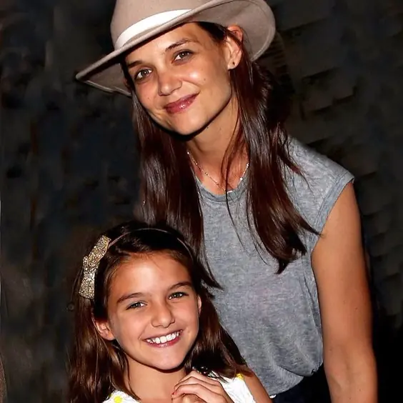 Tom Cruise 愛女 Suri 越大越美，和媽媽 Katie Holmes 成「倒模臉」！