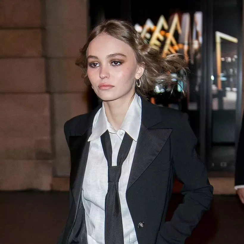 中性造型也 Hold 得住！Lily-Rose Depp 愈來愈有個人風格了！