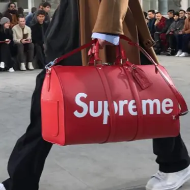 大家都知道 LV x SUPREME 超正點！但你知道這次聯名原因竟是「 LV 總監曾在 SUPREME 打工」嗎？
