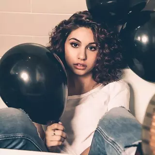 加拿大新星「Alessia Cara」除了超強破億點擊單曲〈Here〉外竟還有這些驚人之作！