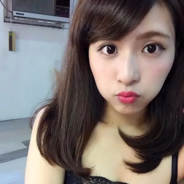 【野生抓正妹❤】還記得她嗎？《大學生了沒》「隱乳美少女」峮峮轉戰啦啦隊，鄉民：「無法專心看球賽了」