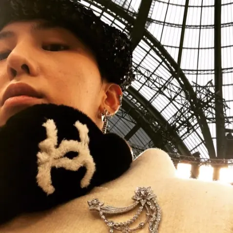 粒粒紅星閃現！G-Dragon 一身 Chanel 黑白造型現身高訂時裝秀！