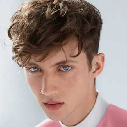 高調放閃！澳洲頂級美男 Troye Sivan 現任男友是「他」，俊美臉蛋簡直與特洛伊媲美！