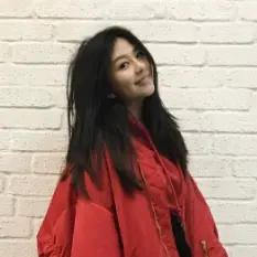 香港性感女星邱淑貞女兒「沈月」IG 向大家拜年，男網友暴動：「我又戀愛啦！」