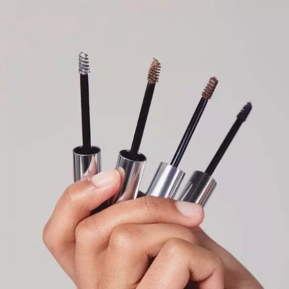 長期要排 Waiting List 的皇牌產品！Glossier Boy Brow 推出全新色調，趁 Sold Out 前要入手了！