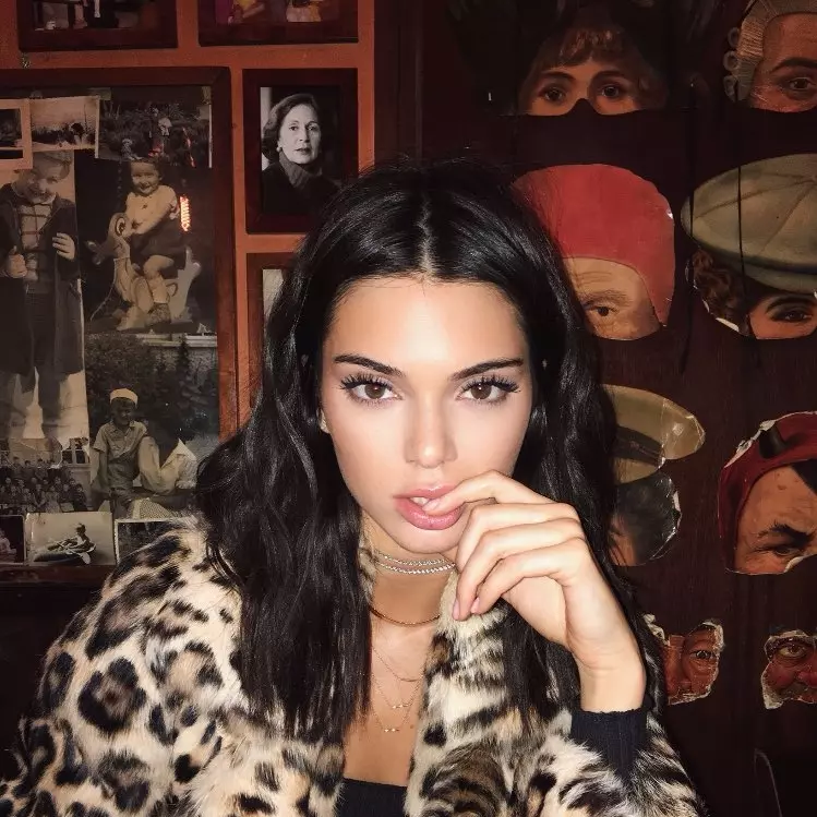 超模等級的腰身！Kendall Jenner 秀出比基尼曲線　細帶三角褲太性感！