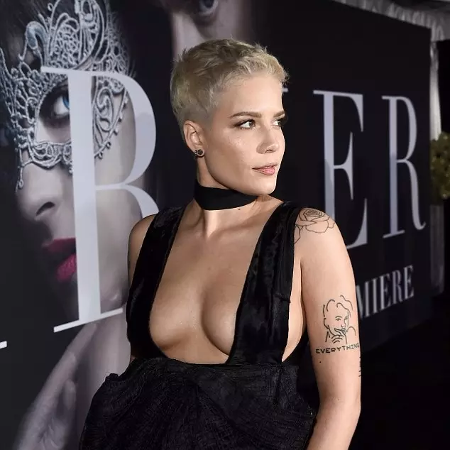 Halsey 出席《格雷的五十道陰影 2》首映　「超尺度」禮服秀 22 歲火辣胴體！