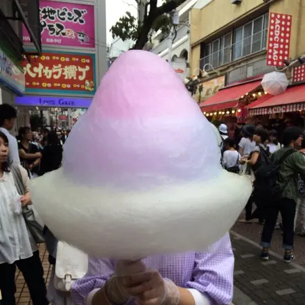 原宿最夯的「巨大棉花糖」融化少女心　沒想到阿部寬拿到手卻這樣吃...