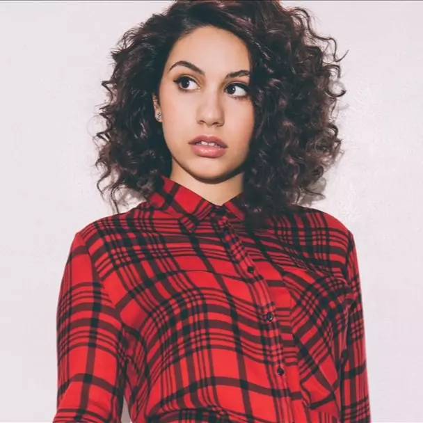 神模仿！新生代唱將「Alessia cara」於〈吉米法倫今夜秀〉完美揣摩 Nicki minaj 
