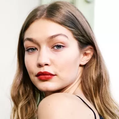 種族歧視？Gigi Hadid 瞇眼抿嘴搞笑模仿　遭指「嘲笑亞洲人臉孔」惹眾怒！