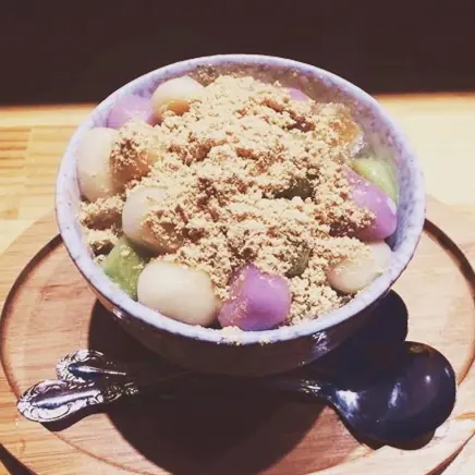 香過抹茶和草莓！麵茶冰配上湯圓才是新大勢！看起來像土，吃一口就知道它來自天堂