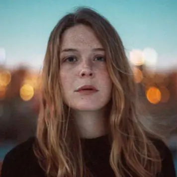 連菲董也著迷的個性女聲！雀斑酷酷女「Maggie Rogers」將用 Folk 引領世界舞動