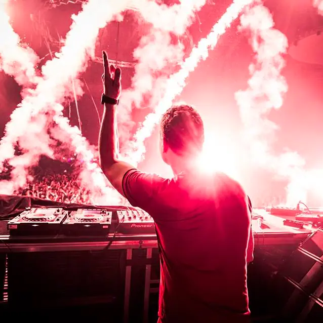 The Chainsmokers、Hardwell 都是他提拔的！用 10 首歌讓你重新愛上 DJ 教父 Tiësto