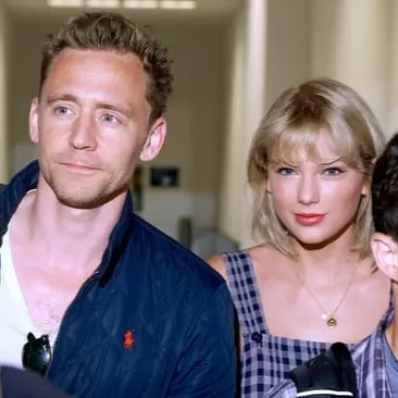 你一定要坐下來細心聆聽他的剖白！Tom Hiddleston 首開腔解釋為什麼會穿上「I ❤ TS」小背心！