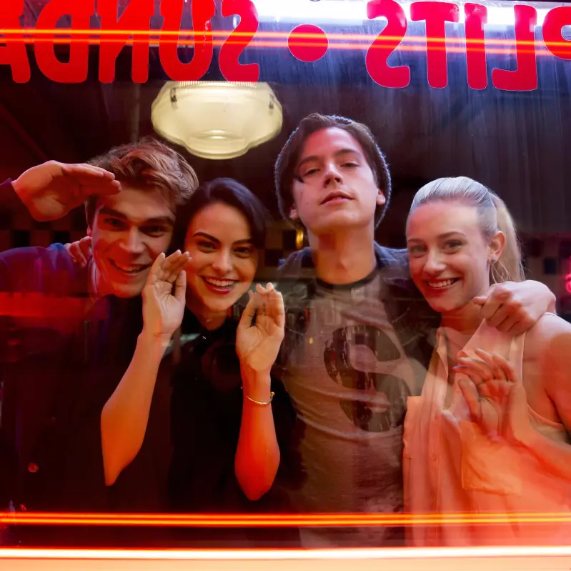 「寇弟」Cole Sprouse 改當厭世男超帥！今年必看結合愛情、懸疑、推理的影集《河谷鎮》