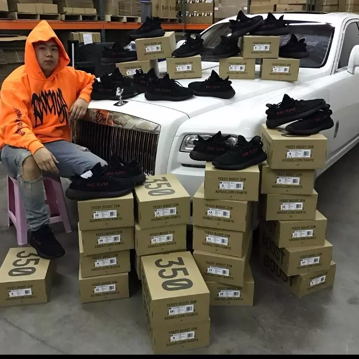 有限量鞋的地方就有 Allen Kuo！再度偷跑大曬 Yeezy 350 黑紅