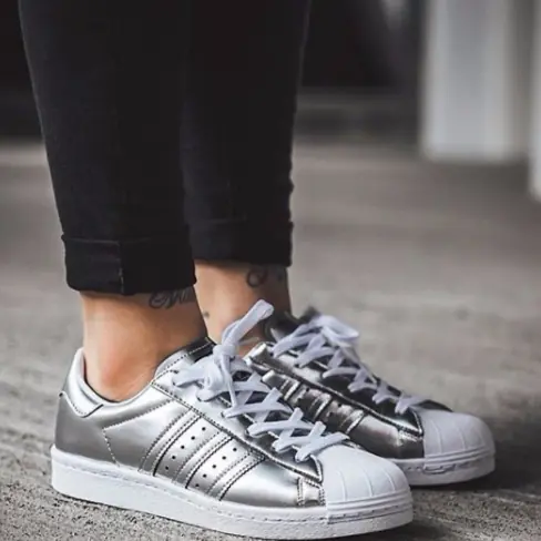 冬天的陽光下你最耀眼！ adidas Originals 推出 Superstar BOOST 女生專屬銀屬色鞋款