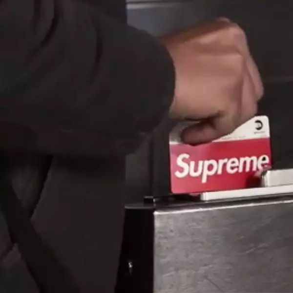 整個地鐵站你最搖擺！Supreme 地鐵卡讓你一個 Move 帥氣逼卡