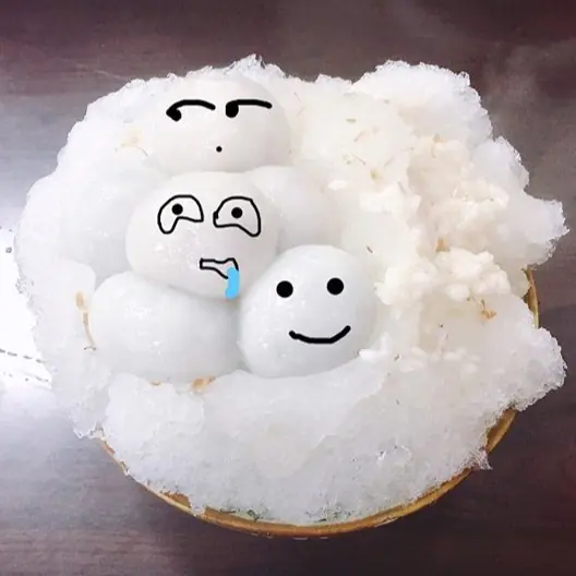 網友紛紛讓他們家湯圓長臉～看起來無敵好吃的冰火湯圓　刨冰上的白溜湯圓配上桂花酒釀根本超療癒