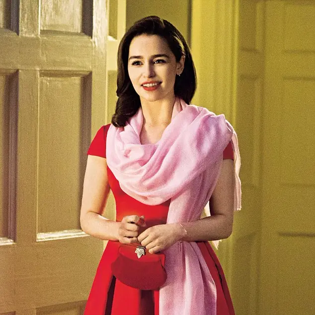 《遇見你之前》Emilia Clarke 換上新髮型＋新造型，像變了另一個人似的！