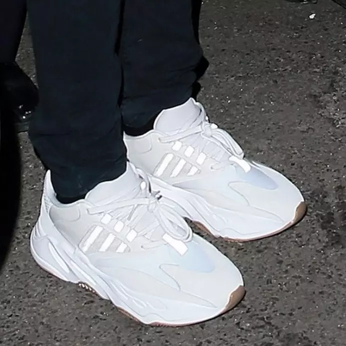 Yeezy Runner 全白極簡輪廓曝光！網友：這不是新訓時穿的白豹嗎？