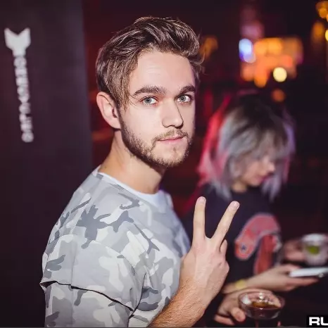 性感度破表？Zedd 渡假曬出爆笑淋浴照　濃密「胸毛」太搶眼遭粉絲惡搞！