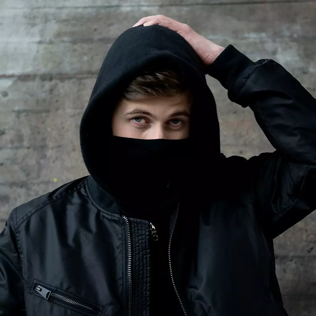說到做到！Alan Walker 以素人照片製作新版〈Alone〉MV　快找找你有沒有上鏡頭？