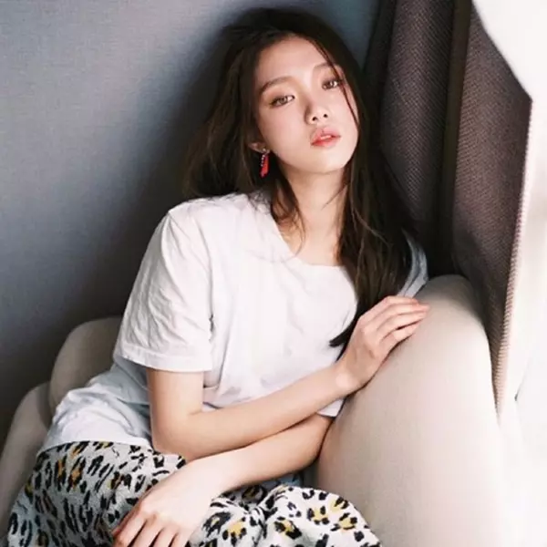 擁有霧透光女神級底妝只要5秒鐘！偷偷告訴妳們，韓妞的絲絨慕斯肌就是這樣來的！