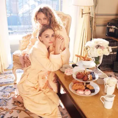 兩代 Chanel 女神的火花！Lily-Rose Depp 和媽媽 Vanessa Paradis 極唯美雜誌相曝光！