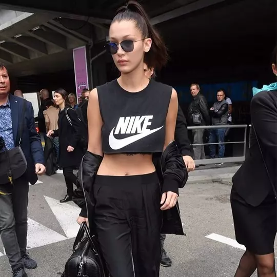 運動褲也能穿出 Sexy！看 Bella Hadid 親身示範！