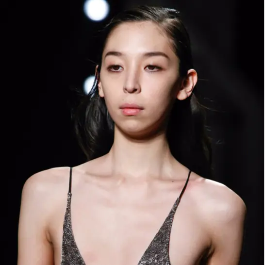 沒有主流的美又如何？這 5 位模特兒證明「醜小鴨」真的能變天鵝！