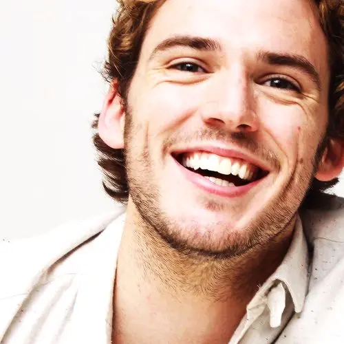 《Me Before You》男神 Sam Claflin 新作《Their Finest》，復古眼鏡文青造型煥然一新！