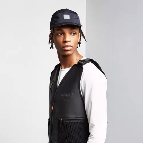 物理防禦力 +10！adidas 「badass」系列推出都市冒險型男配件組