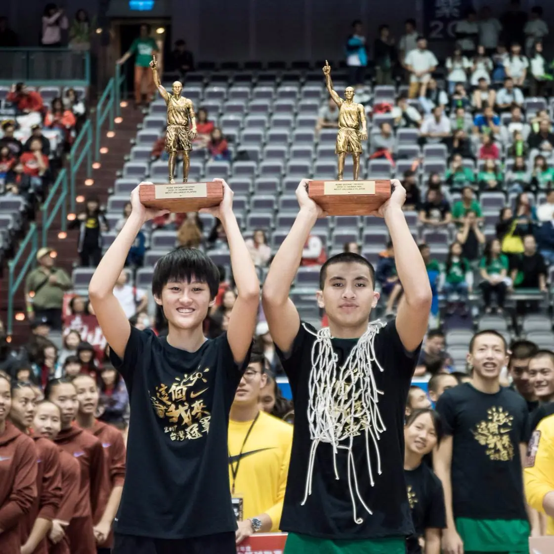 2017年HBL男女籃最有價值球員獎項 「Kobe Bryant Trophy」松山高中高國豪以及普門中學羅培甄拿下