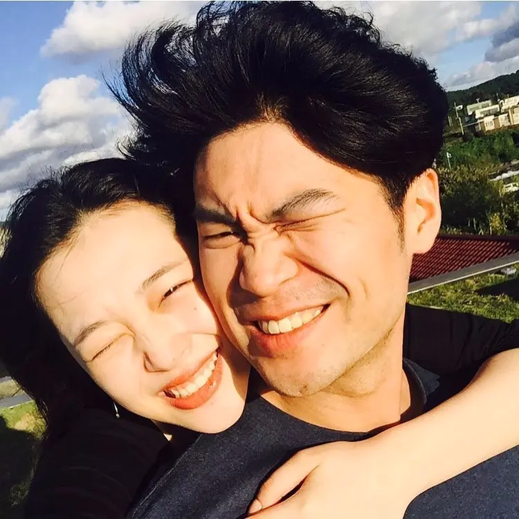 大讚雪莉是謬思女神，下一秒竟分手！雪莉、崔子 4 年情斷被證實：「會各走各的路」