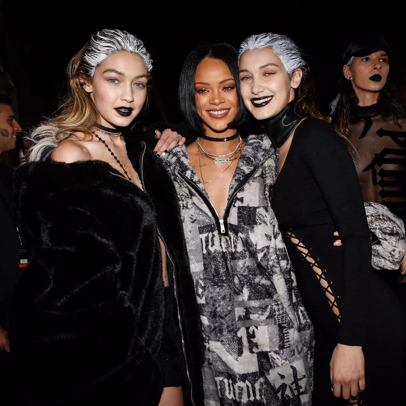 巴黎時裝週隱藏劇情：Balenciaga 的假叛逆，蕾哈娜的校服“陰影”，海盜爺爆改 Burberry 風衣