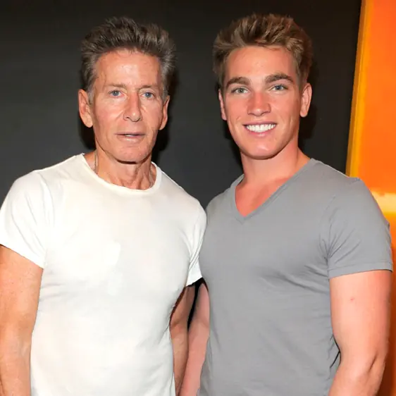 74歲 Calvin Klein 海邊渡假身邊小鮮肉服侍！爺孫戀曝光！