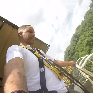 威爾史密斯高空彈跳超刺激　自拍影片全都錄！