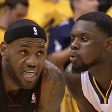 爆笑！「吹耳哥」進攻卻自行滑倒超糗　Lance Stephenson 惡搞影片自嘲！