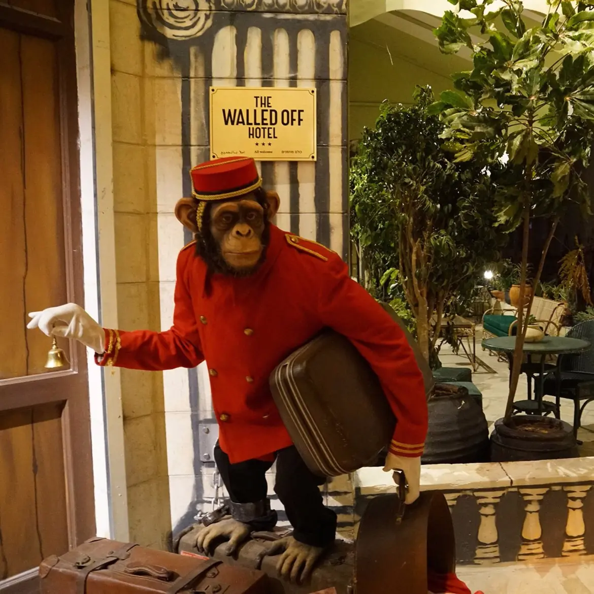  Banksy 傳奇塗鴉藝術家又一驚人之作　帶你入住最糟風景的飯店 !