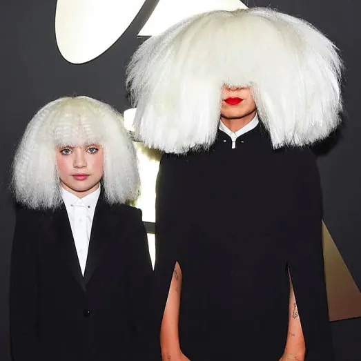 11 歲就被 Sia 用推特私訊！肉胎裝妹 Maddie Ziegler 出書公開跟 Sia 合作經歷