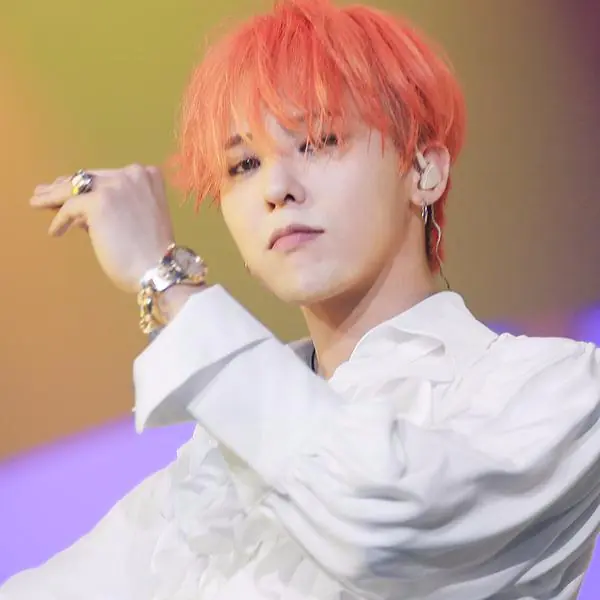 真的在一起？才爆分手宣言未滿半月　韓媒抓包「雪莉、GD 正火熱」同戴情侶戒！