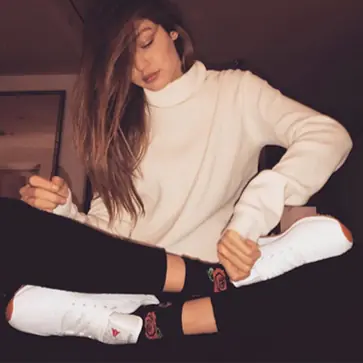 一雙白鞋還你漂漂腿！Gigi、Cara 都在穿的「慵懶運動風」，現在跟上還來的來及！